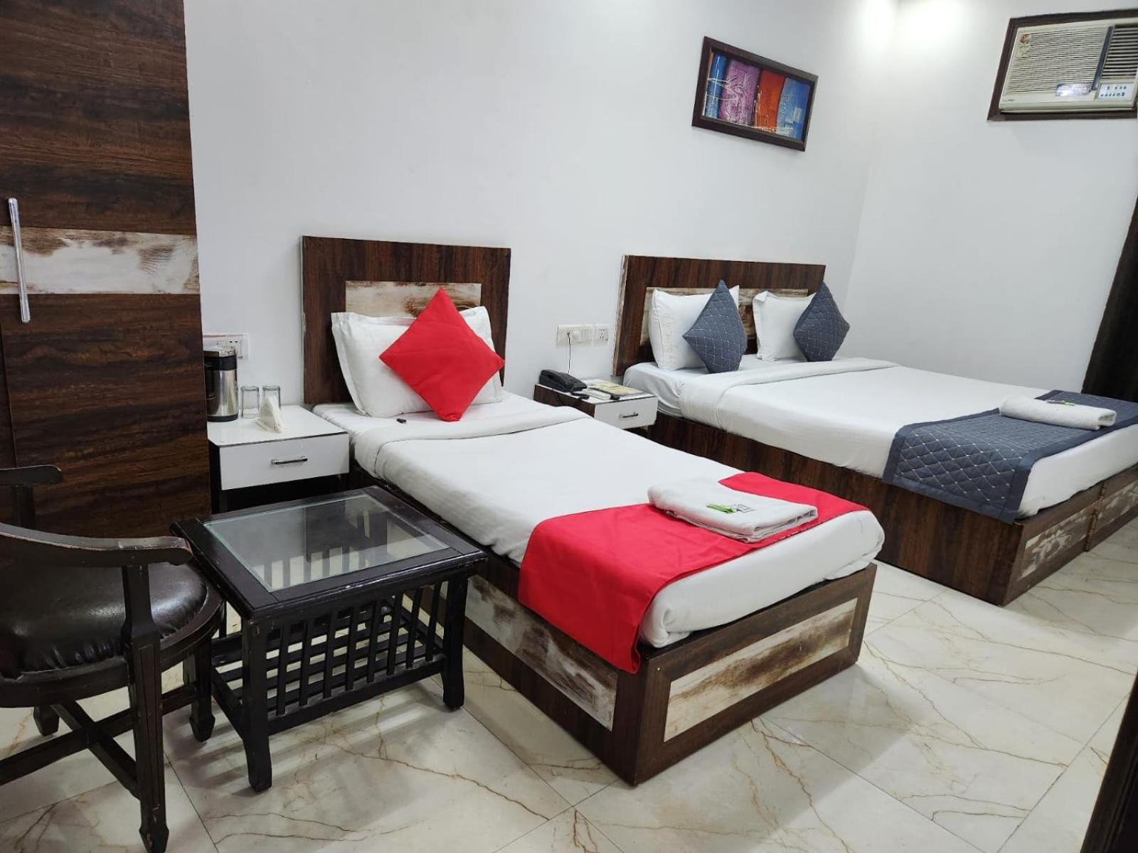 Airport Hotel Claytone Nuova Delhi Esterno foto