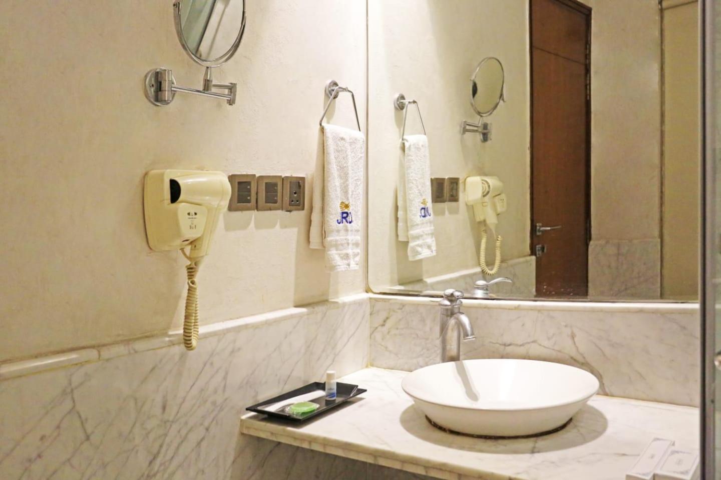Airport Hotel Claytone Nuova Delhi Esterno foto